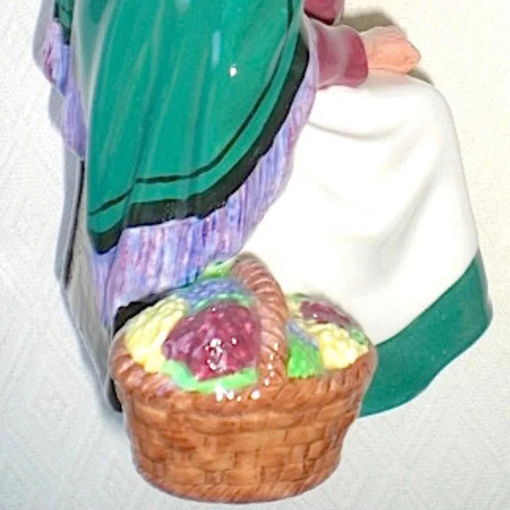 ROYAL DOULTON THE OLD BALLOON SELLER HN1315 vintage grandma cottage porcelain